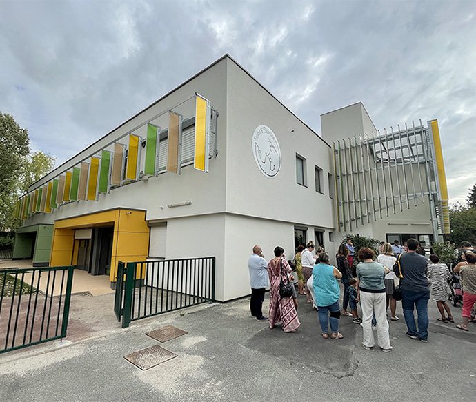 Photo d'une nouvelle crèche Ernest & Célestine avec des mamans devant